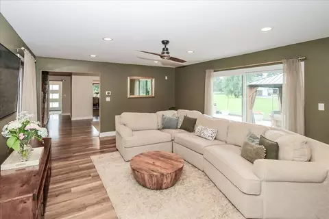 Living - 33838 N Christa Dr, Ingleside, IL 60041 photo 2 of 5