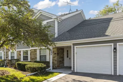 252 Shoreline Cir #Z1, Schaumburg, IL 60194