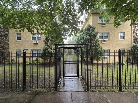 1819 W Touhy Ave #4, Chicago, IL 60626