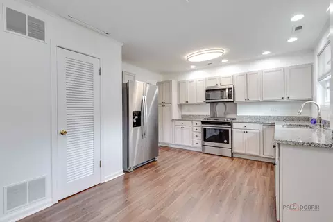 Kitchen - 1091 E Villa Dr, Des Plaines, IL 60016 photo 6 of 6