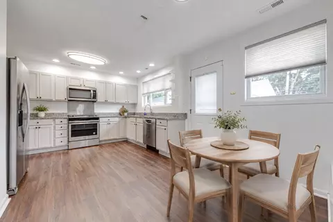 Kitchen - 1091 E Villa Dr, Des Plaines, IL 60016 photo 1 of 6