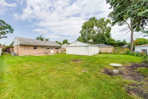 Exterior - 1091 E Villa Dr, Des Plaines, IL 60016 photo 6 of 8