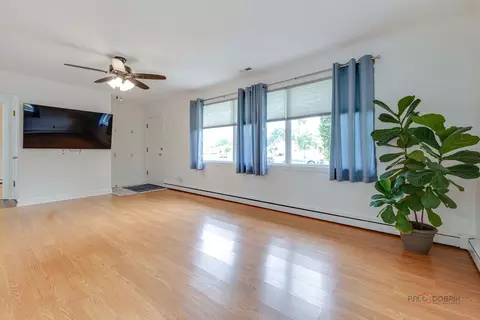 Living - 1091 E Villa Dr, Des Plaines, IL 60016 photo 2 of 6