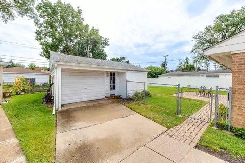 Exterior - 1091 E Villa Dr, Des Plaines, IL 60016 photo 8 of 8