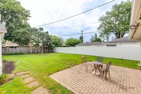 Exterior - 1091 E Villa Dr, Des Plaines, IL 60016 photo 3 of 8
