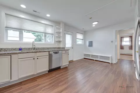 Kitchen - 1091 E Villa Dr, Des Plaines, IL 60016 photo 3 of 6