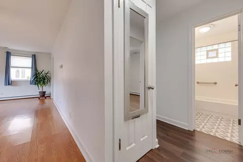Entry Way - 1091 E Villa Dr, Des Plaines, IL 60016 photo 3 of 3