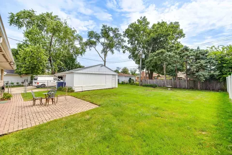 Exterior - 1091 E Villa Dr, Des Plaines, IL 60016 photo 4 of 8