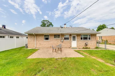 Exterior - 1091 E Villa Dr, Des Plaines, IL 60016 photo 5 of 8