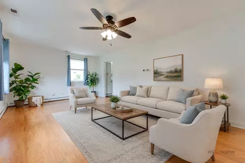 Living - 1091 E Villa Dr, Des Plaines, IL 60016 photo 5 of 6