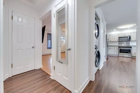 Entry Way - 1091 E Villa Dr, Des Plaines, IL 60016 photo 2 of 3