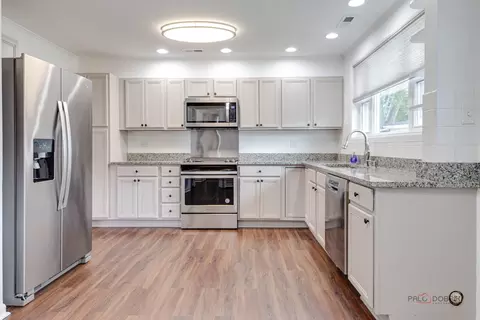 Kitchen - 1091 E Villa Dr, Des Plaines, IL 60016 photo 4 of 6