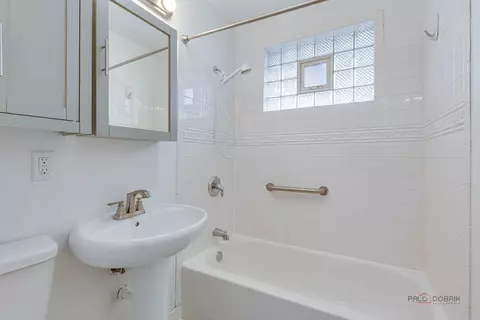 Bath - 1091 E Villa Dr, Des Plaines, IL 60016 photo 1 of 1