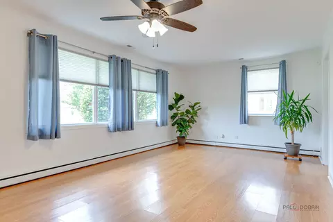 Living - 1091 E Villa Dr, Des Plaines, IL 60016 photo 3 of 6