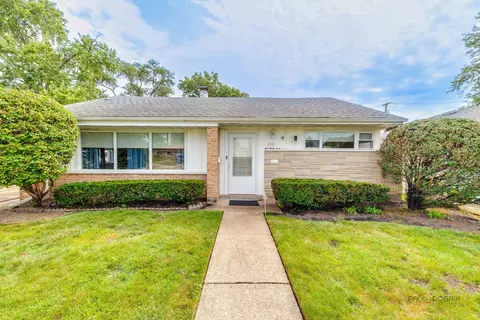 Exterior - 1091 E Villa Dr, Des Plaines, IL 60016 photo 2 of 8