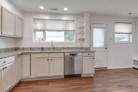 Kitchen - 1091 E Villa Dr, Des Plaines, IL 60016 photo 5 of 6
