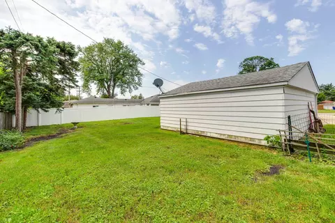 Exterior - 1091 E Villa Dr, Des Plaines, IL 60016 photo 7 of 8