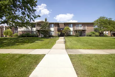 462 Raintree Dr #2A, Glen Ellyn, IL 60137