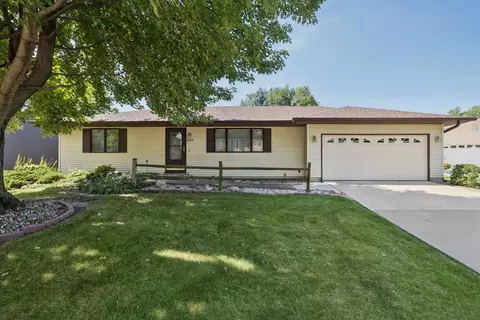 6410 N Howell St, Davenport, IA 52806