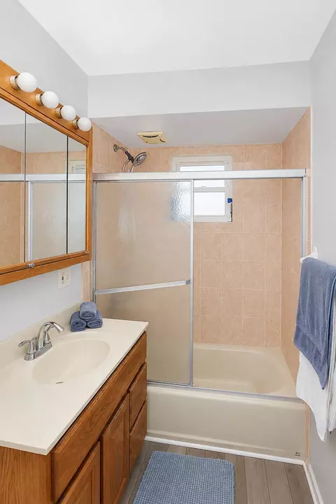 Bath - 136 N May St, Addison, IL 60101 photo 1 of 4