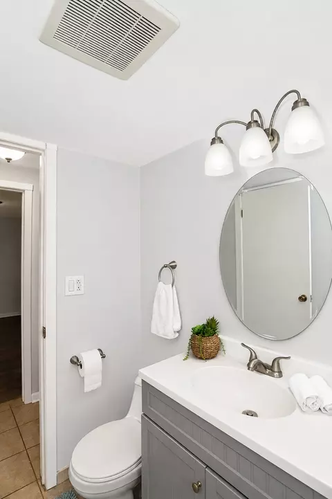 Bath - 136 N May St, Addison, IL 60101 photo 4 of 4
