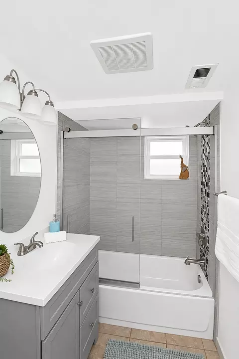 Bath - 136 N May St, Addison, IL 60101 photo 3 of 4