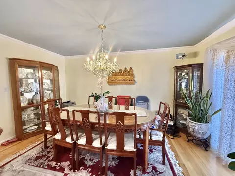 Dining - 816 S Laflin St, Chicago, IL 60607 photo 2 of 2