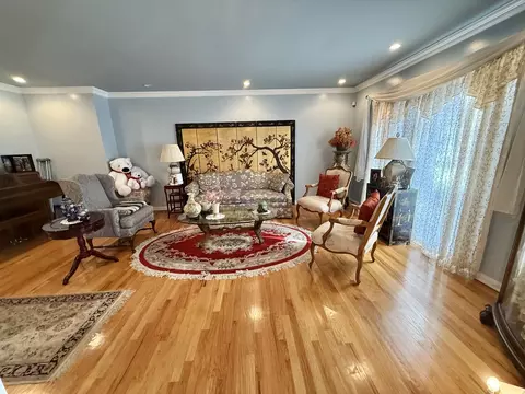 Living - 816 S Laflin St, Chicago, IL 60607 photo 1 of 5