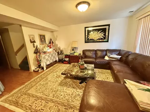 Living - 816 S Laflin St, Chicago, IL 60607 photo 5 of 5