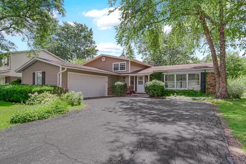 3010 N Kennicott Ave, Arlington Heights, IL 60004