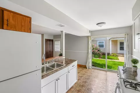 Kitchen - 1205 Quincy Ct, Wheeling, IL 60090 photo 5 of 6