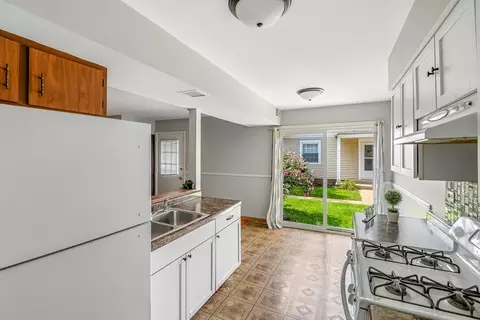Kitchen - 1205 Quincy Ct, Wheeling, IL 60090 photo 6 of 6