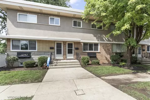 606 S Milwaukee Ave #B, Libertyville, IL 60048