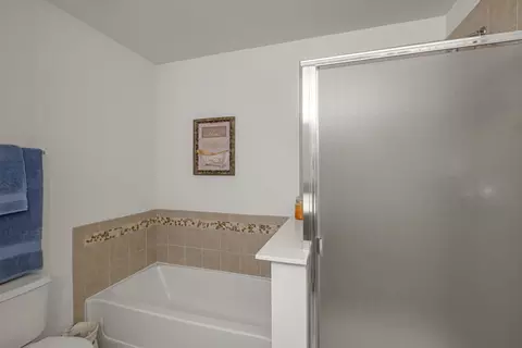 Bath - 2702 Kendall Xing, Mchenry, IL 60051 photo 4 of 4