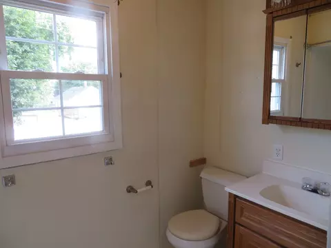 Bath - 856 E Jefferson St, Morris, IL 60450 photo 2 of 3