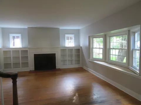 Living - 856 E Jefferson St, Morris, IL 60450 photo 2 of 4