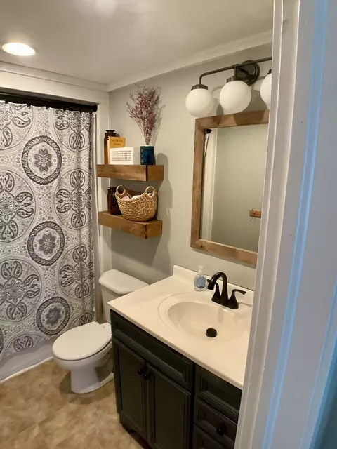 Bath - 406 E Chippewa St, Dwight, IL 60420 photo 1 of 1