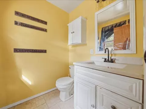 Bath - 1021 Myrtle Ave, Dixon, IL 61021 photo 2 of 3