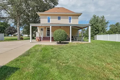 Exterior - 411 E Cherry St, Chatsworth, IL 60921 photo 1 of 2