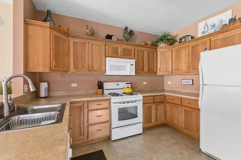Kitchen - 3659 193rd Pl, Lansing, IL 60438 photo 1 of 3