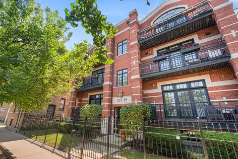 1123 W Grace St #1E, Chicago, IL 60613