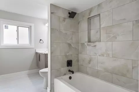 Bath - 1470 Ashley Rd, Hoffman Estates, IL 60169 photo 3 of 3