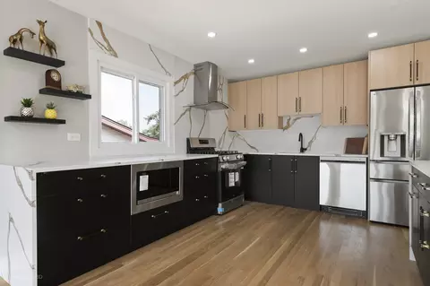 Kitchen - 1470 Ashley Rd, Hoffman Estates, IL 60169 photo 3 of 4