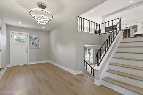 Entry Way - 1470 Ashley Rd, Hoffman Estates, IL 60169 photo 2 of 3