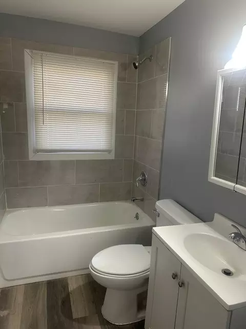 Bath - 15404 Maple Ln, Markham, IL 60428 photo 1 of 3