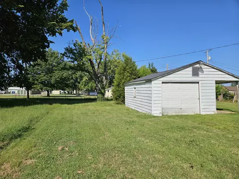 Exterior - 211 N Seba St, Hurst, IL 62949 photo 7 of 9