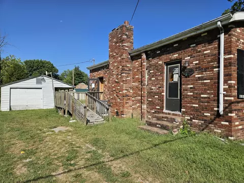Exterior - 211 N Seba St, Hurst, IL 62949 photo 6 of 9