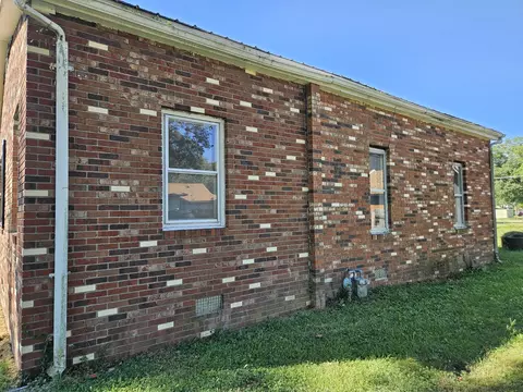 Exterior - 211 N Seba St, Hurst, IL 62949 photo 2 of 9