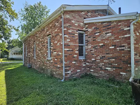 Exterior - 211 N Seba St, Hurst, IL 62949 photo 4 of 9