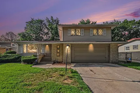 906 N Rainbow Dr, Glenwood, IL 60425
